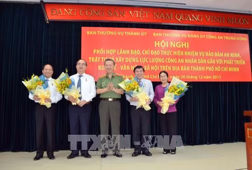 Bộ trưởng Bộ Công an Tô Lâm trao tặng kỷ niệm chương "Bảo vệ an ninh Tổ quốc" cho các lãnh đạo Thành phố có thành tích xuất sắc trong công tác đảm bảo an ninh trật tự, xây dựng lực lượng Công an nhân dân. Ảnh: Xuân Khu - TTXVN