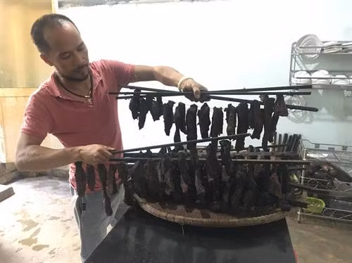Chế biến thịt khô rất cần sự tỉ mỉ, công phu. Ảnh: Hồng Điệp