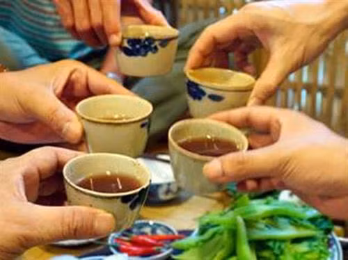 Các chuyên gia y tế khuyến cáo không nên uống quá 2 đơn vị cồn/ngày đối với nam, 1 đơn vị cồn/ngày với nữ và không uống quá 5 ngày/tuần.
