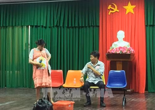 Tiết mục trình diễn tiểu phẩm của một đội thi tại Hội thi tuyên truyền về bình đẳng giới và vì sự tiến bộ của phụ nữ năm 2017 của Ban Vì sự tiến bộ Phụ nữ thành phố Cần Thơ tổ chức. Ảnh: Hồng Giang - TTXVN