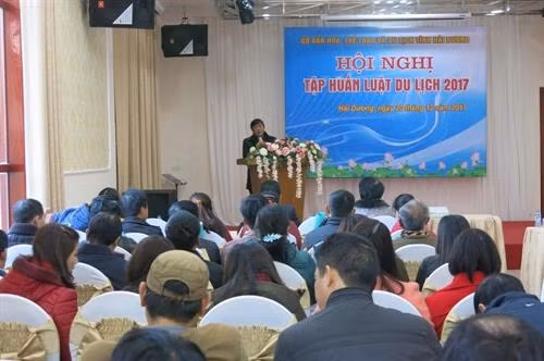 Ông Hoàng Hoa Quân, Phó Chánh văn phòng Tổng cục Du lịch (Bộ Văn hóa, Thể thao và Du lịch) phổ biến về Luật Du lịch năm 2017. Ảnh: Mạnh Minh- TTXVN