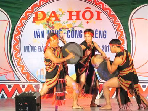 Múa cồng chiêng - một nét văn hóa truyền thống của đồng bào dân tộc Cor. Ảnh: baoquangngai.vn