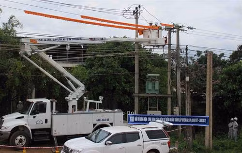 Công nhân công ty Điện lực Đắk Lắk đóng điện cho người dân thôn Bình Lợi, xã Cư M’lan, huyện Ea Súp. Ảnh: Quang Huy-TTXVN