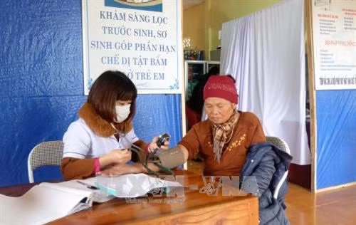 Khám bệnh cho người dân. Ảnh: Văn Tý – TTXVN