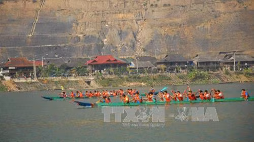 Lễ hội đua thuyền đuôi én thị xã Mường Lay lần thứ nhất trên lòng hồ thủy điện Sơn La. Ảnh: Quốc Hùng – TTXVN