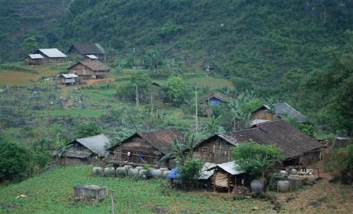 Những ngôi nhà sàn của bà con xã Hồng Sỹ (Hà Quảng).
