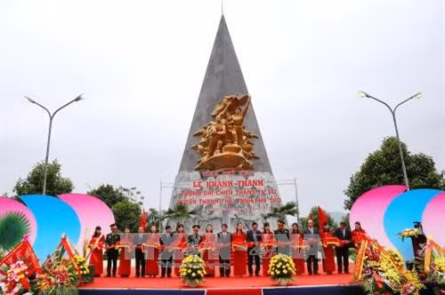 Lễ cắt băng khánh thành Tượng đài Chiến thắng Tu Vũ. Ảnh: Trung Kiên – TTXVN