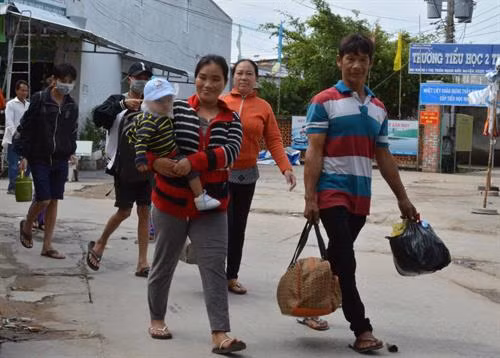 Người dân cửa biển Rạch Gốc, huyện Ngọc Hiển di dời đến nơi an toàn. Ảnh: Huỳnh Thế Anh - TTXVN