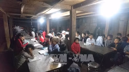 Lớp ôn bài dưới gầm sàn của học sinh trường Phổ thông Dân tộc bán trú Tiểu học Nậm Ngà. Ảnh: Quang Duy – TTXVN