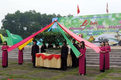 Lễ rước cây chè cổ.