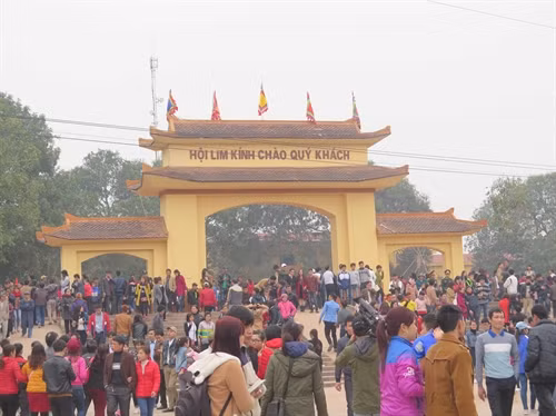 Hội Lim là một lễ hội lớn, thu hút đông đảo du khách nhất trong năm của tỉnh Bắc Ninh. Ảnh: Thái Hùng- TTXVN