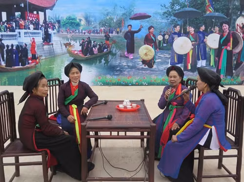 Quang cảnh hát Quan họ tại hội Lim. Ảnh: Thái Hùng- TTXVN