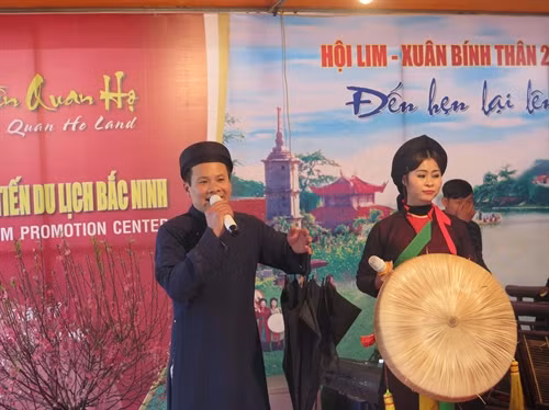 Các liền anh liền chị hát Quan họ phục vụ du khách trẩy hội Lim. Ảnh: Thái Hùng- TTXVN