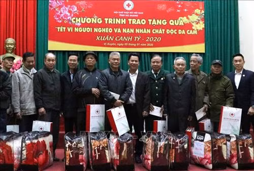 Trưởng ban Tuyên giáo Trung ương Võ Văn Thưởng tặng quà các gia đình nạn nhân chất độc da cam thị trấn Vị Xuyên, huyện Vị Xuyên. Ảnh: Minh Tâm-TTXVN