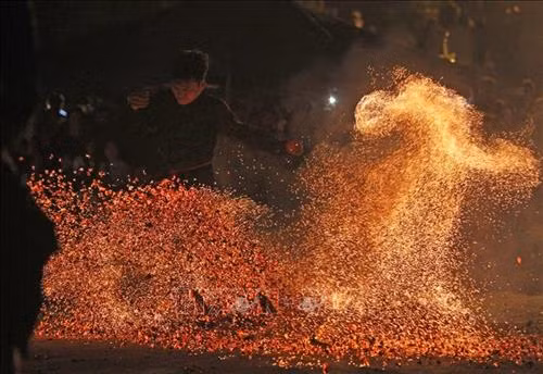 Điệu nhảy lửa của các chàng trai dân tộc Dao trong Lễ Pút Tồng. Ảnh: Quốc Khánh - TTXVN