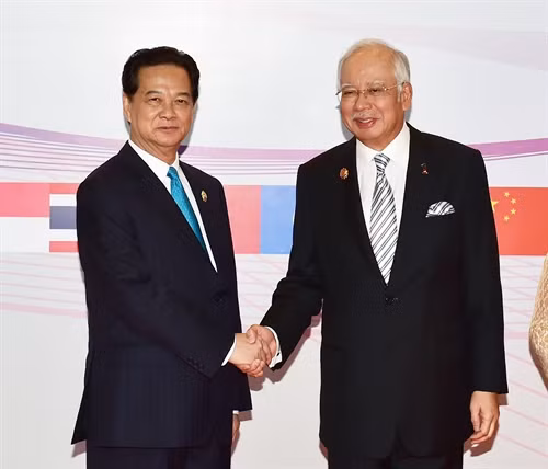 Thủ tướng Malaysia Najib Tun Abdul Razak đón Thủ tướng Nguyễn Tấn Dũng đến dự lễ khai mạc. Ảnh: Đức Tám – TTXVN