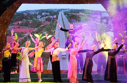 Biểu diễn nghệ thuật tại Lễ khai mạc văn hóa trà và văn hóa ASEAN. Ảnh: Hoàng Nguyên - TTXVN