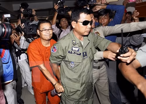 Cảnh sát áp giải ông Hong Sok Hour, thượng nghị sỹ đảng CNRP, tới tòa vì xuyên tạc tình hình biên giới với Việt Nam. Reuters/ TTXVN