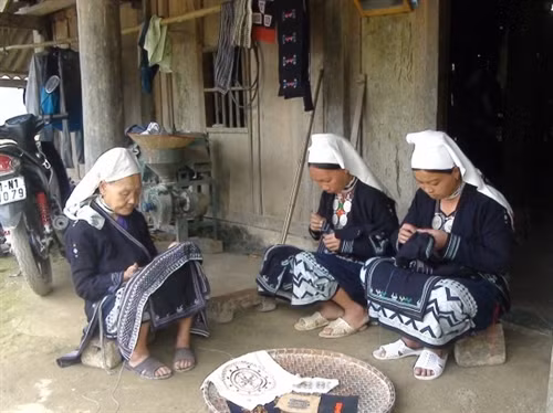 Thành viên Tổ sản xuất thêu thổ cẩm xóm Thang Cỏng, xã Hoa Thám (Nguyên Bình) thêu sản phẩm.