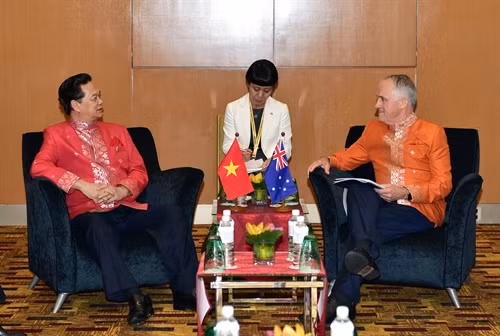 Bên lề Hội nghị cấp cao ASEAN 27 và các hội nghị cấp cao liên quan tổ chức tại thủ đô Kuala Lumpur, Malaysia, tối 21/11/2015, Thủ tướng Nguyễn Tấn Dũng gặp Thủ tướng Australia Malcolm Turnbull. Ảnh: Đức Tám – TTXVN