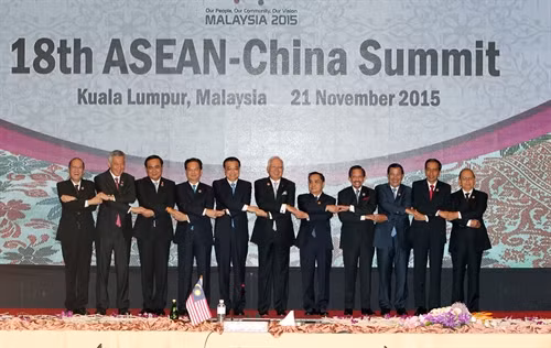 Trong khuôn khổ Hội nghị cấp cao ASEAN 27 và các hội nghị liên quan, ngày 21/11/2015, tại thủ đô Kuala Lumpur, Malaysia, Thủ tướng Nguyễn Tấn Dũng dự Hội nghị Cấp cao ASEAN- Trung Quốc lần thứ 18. Trong ảnh: Các Trưởng đoàn chụp ảnh chung. Ảnh: Đức Tám – TTXVN