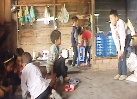 Những đứa trẻ phải tự lo cho mình từ khi còn rất nhỏ
