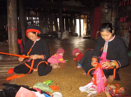 Phụ nữ Sán Chỉ thêu dệt trang phục. Ảnh: Phương Mai