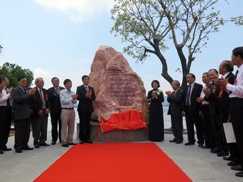 Phó Chủ tịch nước Đặng Thị Ngọc Thịnh dự Lễ kỷ niệm 40 năm xây dựng đại thủy nông Phú Ninh. Ảnh: Nguyễn Sơn- TTXVN
