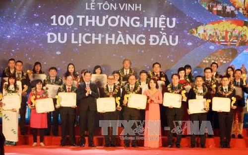 Ban tổ chức trao giải thưởng cho các đơn vị doanh nghiệp lữ hành du lịch, khách sạn Thành phố Hồ Chí Minh. Ảnh: Phương Vy - TTXVN