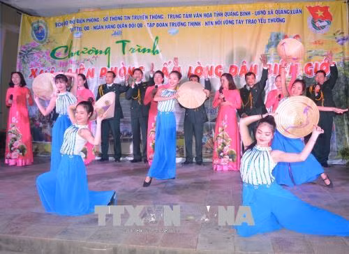 Giao lưu văn nghệ. Ảnh: Đức Thọ - TTXVN.