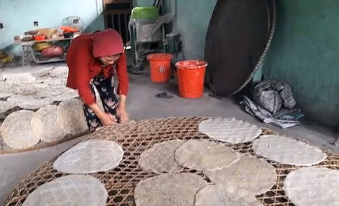 Làng nghề bánh tráng Túy Loan “đỏ lửa” đón Tết ảnh 3