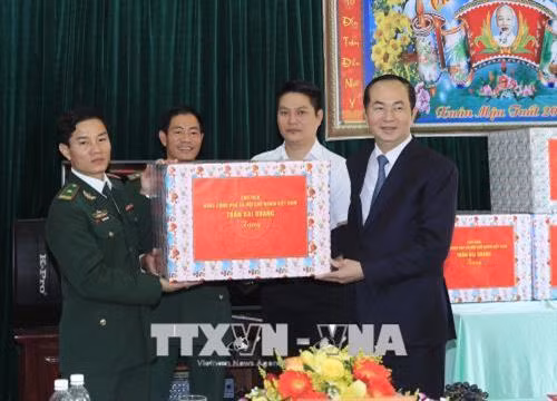 Chủ tịch nước Trần Đại Quang đến thăm, chúc Tết, tặng quà và động viên cán bộ, chiến sĩ Đồn biên phòng Cửa khẩu quốc tế Lệ Thanh, huyện Đức Cơ, tỉnh Gia Lai. Ảnh: Nhan Sáng - TTXVN