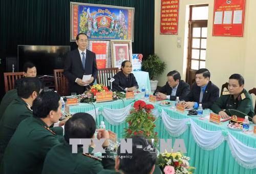 Chủ tịch nước Trần Đại Quang đến thăm, chúc Tết, tặng quà và động viên cán bộ, chiến sĩ Đồn biên phòng Cửa khẩu quốc tế Lệ Thanh, huyện Đức Cơ, tỉnh Gia Lai. Ảnh: Nhan Sáng - TTXVN