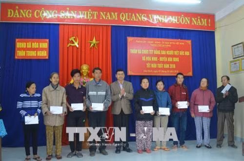 Lãnh đạo thành phố Đà Nẵng trao quà Tết cho đồng bào người Hoa, xã Hòa Ninh, huyện Hòa Vang. Ảnh : Đinh Văn Nhiều-TTXVN