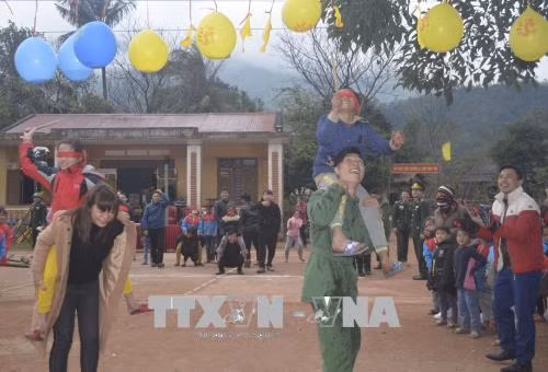 Chơi trò chơi trong chương trình. Ảnh: Đức Thọ - TTXVN