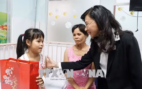 Phó chủ tịch UBND Thành phố Hồ Chí Minh Nguyễn Thị Thu thăm và tặng quà tết cho bệnh nhi tại Bệnh viện Nhi đồng 1. Ảnh: Phương Vy-TTXVN