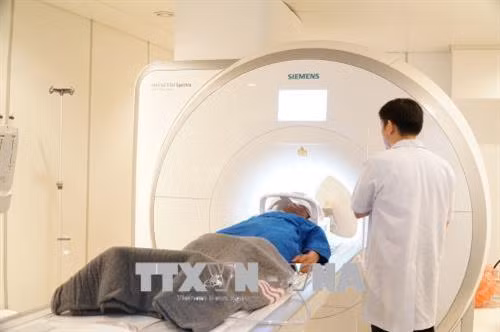 Máy chụp MRI phục vụ người dân tại Bệnh viện quận Thủ Đức, Thành phố Hồ Chí Minh. Ảnh: Phương Vy - TTXVN