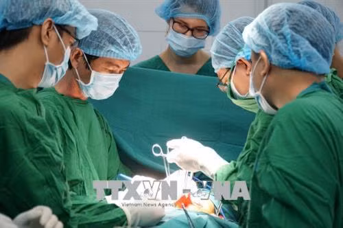 Bác sĩ Bệnh viện quận Thủ Đức, Thành phố Hồ Chí Minh, thực hiện phẫu thuật bướu giáp cho bệnh nhân. Ảnh: Phương Vy - TTXVN