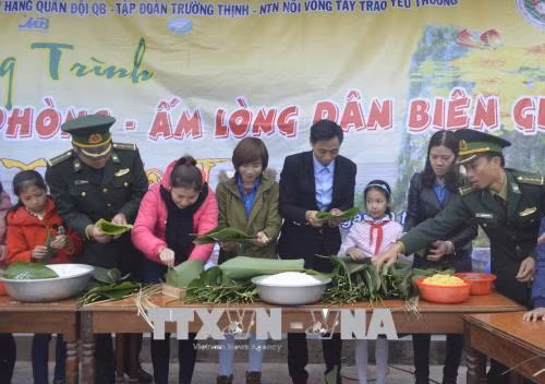 Thi gói bánh chưng tại chương trình. Ảnh: Đức Thọ - TTXVN