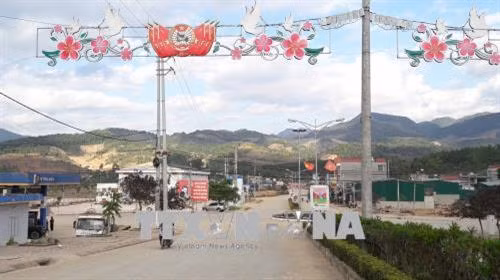 Diện mạo xã nông thôn mới Sốp Cộp ngày càng khang trang. Ảnh: Nguyễn Cường - TTXVN