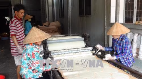 Sản xuất bánh phồng làng nghề Sơn Đốc. Ảnh: Huỳnh Phúc Hậu – TTXVN