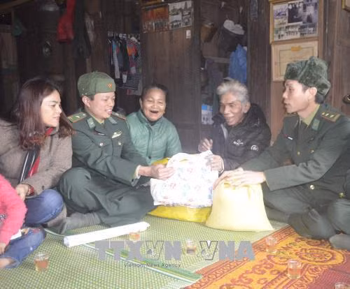 Đại diện Bộ đội biên phòng Quảng Bình trao quà cho bà con dân bản xã Dân Hóa, huyện Minh Hóa, Quảng Bình. Ảnh: Đức Thọ - TTXVN