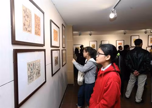 Khách tham quan triển lãm tranh. Ảnh: Trần Lê Lâm - TTXVN