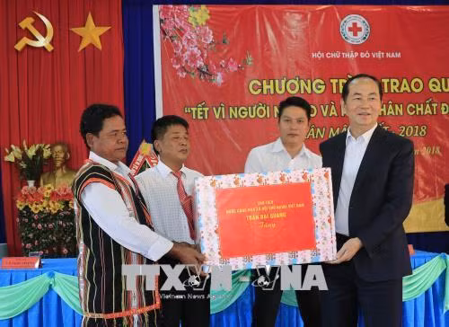 Chủ tịch nước Trần Đại Quang đến thăm, chúc Tết, tặng quà động viên đồng bào dân tộc và các gia đình chính sách tại xã Ia Dom, huyện Đức Cơ, tỉnh Gia Lai. Ảnh: Nhan Sáng - TTXVN