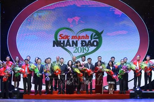 Đại diện các nhà tài trợ, nhà hảo tâm... nhận kỷ niệm chương của chương trình. Ảnh: Thanh Tùng-TTXVN