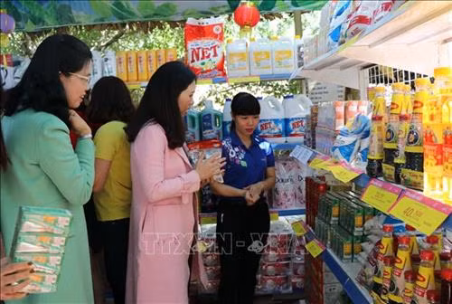 Đoàn viên công đoàn, người lao động tham gia phiên chợ. Ảnh: Hoài Nam – TTXVN.