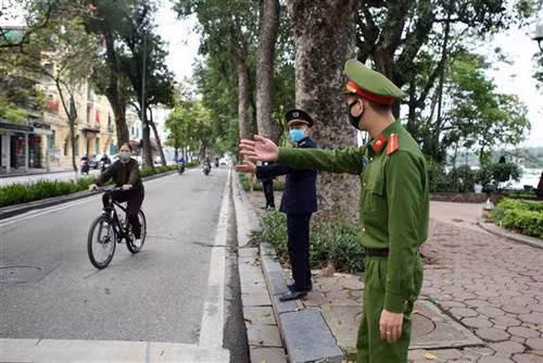 Ban Quản lý Khu vực Hồ Hoàn Kiếm(Hà Nội) đã huy động cán bộ, nhân viên trực xung quanh Hồ Hoàn Kiếm để nhắc nhở người dân không nên đi tập thể dục, tránh tập trung đông người trong thời gian này để tránh lẫy nhiễm dịch bệnh. Ảnh: Danh Lam-TTXVN