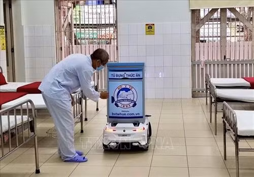 Robot Tâm An có thể tiếp xúc trực tiếp, phục vụ cho người bệnh. Ảnh: Mai Trang-TTXVN