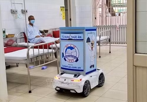 Robot Tâm An có thể tiếp xúc trực tiếp, phục vụ cho người bệnh. Ảnh: Mai Trang-TTXVN