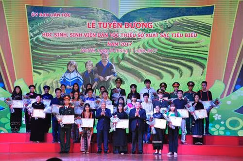 Bộ trưởng, Chủ nhiệm Ủy ban Dân tộc Đỗ Văn Chiến và Phó trưởng Ban Dân vận Trung ương Thào Xuân Sùng tặng Bằng khen các cháu học sinh tại Lễ tuyên dươnghọc sinh, sinh viên dân tộc thiểu số xuất sắc tiêu biểu năm 2017. Ảnh: bandantoc.thainguyen.gov.vn